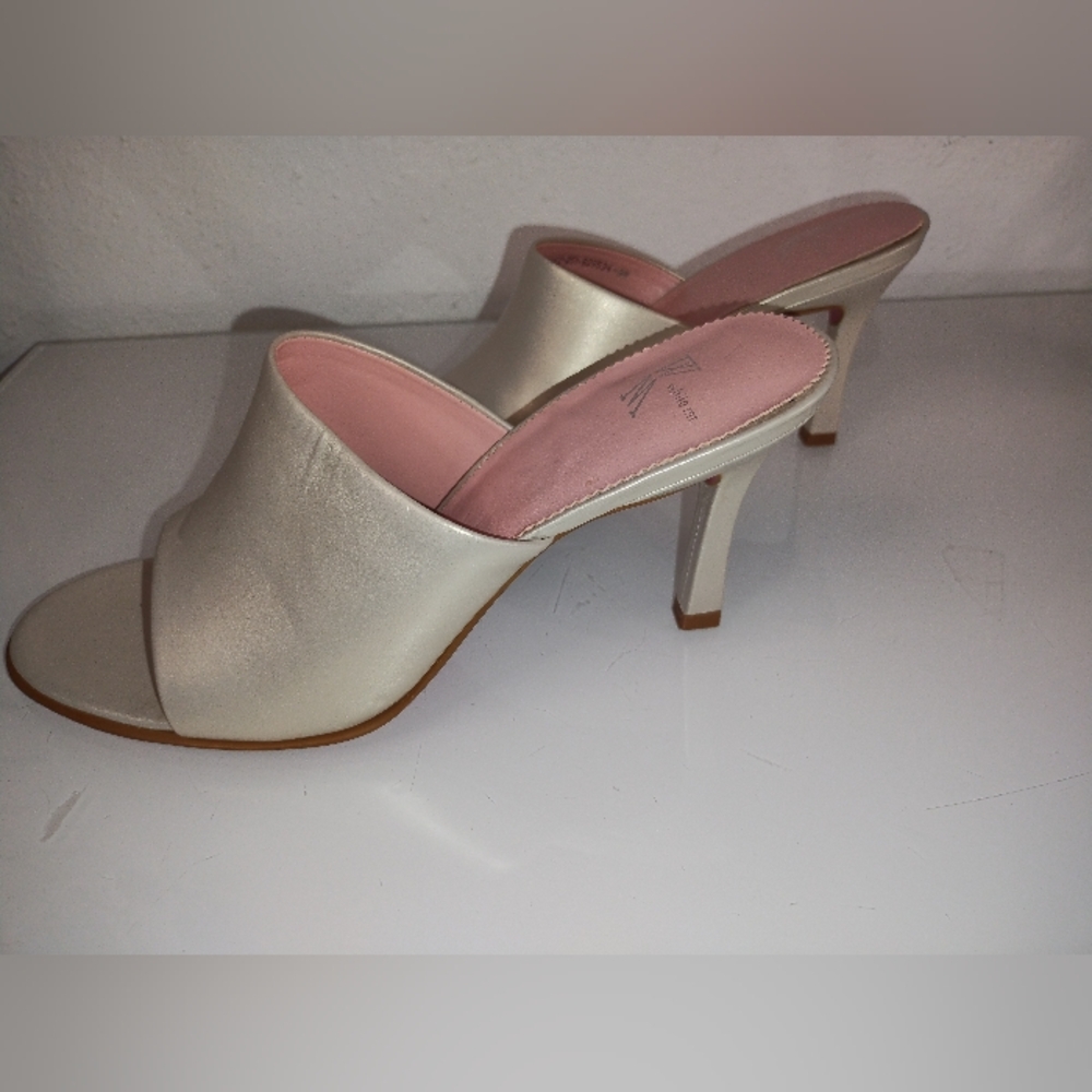 Bundle 3 🎉 Items $10-White Mt Raquel  3.5-4" heel Pearl Creme Slide size 9M